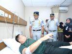 Rivan-A-Purwantono-saat-membesuk-para-korban-Senin-11112024.jpg