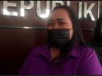 Rusni-Masna-Asmita-selaku-istri-sopir-taksi-online-Sony-Rizal-Taihitu-59-yang-dibunuh.jpg