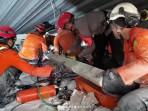 SANTRI-PONPES-AMBRUK-Tim-rescue-melakukan-proses-eva.jpg