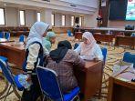 SEKOLAH-SWASTA-GRATIS-Kana-didampingi-ibu-dan-bibinya-mendaftar-Rintisan-Sekolah-Swasta-Gratis.jpg