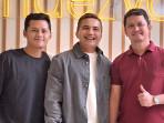 Sahrul-Gunawan-tengah-foto-bersama-Mario-Kacang-kiri-dan-Hendy-Afe-Records-kanan.jpg