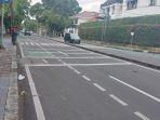 Sandal-korban-pejalan-kaki-yang-tewas-ditabrak-pengendara-motor-Harley-Davidson-tergeletak-di-aspal.jpg