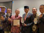 Sandiaga-Uno-menerima-piagam-penghargaan-Global-Muslim-Travel-Index.jpg