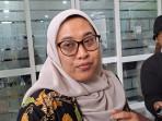 Satia-Sriwijayanti-Anggraini-saat-menjenguk-enam-murid-SDN-Kota-Baru-3.jpg