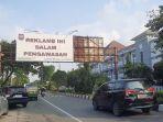 Satpol-PP-Kabupaten-Karawang-memasang-spanduk-peringatan-yang-dinilai-melanggar-aturan.jpg
