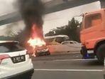 Sebuah-mobil-Toyota-Avanza-terbakar-usai-dihantam-mobil-Pikap.jpg