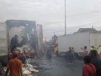 wartakota/Sebuah-truk-Hino-bermuatan-limbah-tisu-terbakar-di-Jalan-Raya-Tanjung-Pura.jpg