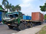 Sebuah-truk-kontainer-bermuatan-cat-mengalami-kecelakaan-di-Jalan-Pondok-Ungu.jpg