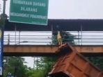 Sebuah-truk-sampah-dimanfaatkan-petugas-kebersihan-untuk-menyelamatkan-seorang-wanita.jpg