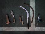 Sejumlah-barang-bukti-senjata-berjenis-air-Soft-gun-dan-sajam-yang-didapat-polisi.jpg