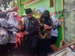 Sejumlah-guru-SDN-Kota-Baru-II-dan-III-menangis-haru-saat-tabur-bunga-di-lokasi.jpg