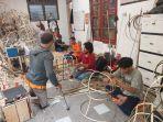 Sejumlah-pekerja-sedang-membuat-ondel-ondel-di-Betawi-Online-Gallery.jpg