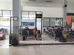Sejumlah-pemudik-di-Terminal-Jatijajar-Depok-pada-Minggu-3132024.jpg