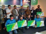 Sejumlah-pengemudi-inDriver-secara-simbolis-menerima-kartu-peserta-BPJS-Ketenagakerjaan.jpg