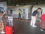 Sejumlah-penumpang-KA-jarak-jauh-di-stasiun-Gambir.jpg