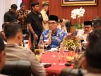 Sekretaris-Daerah-Kabupaten-Bogor-Ajat-Rochmat-Jatnika-pegang-mic-Jumat-1992025.jpg
