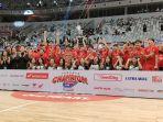 Selebrasi-trophy-kemenangan-tim-basket-putra-SMA-Bukit-Sion-Jakarta-Buksi.jpg