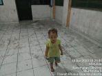 Seorang-anak-berdiri-di-lantai-Rusunawa-Marunda-yang-dipenuhi-serpihan-debu-hitam-pekat.jpg