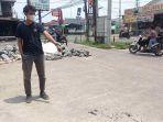 Seorang-warga-menujukkan-lokasi-bocah-berusia-6-tahun-yang-terkena-peluru-nyasar.jpg