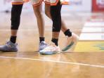 Sepatu-tim-basket-Spensa-bertuliskan-Pray-for-Ponpes-Al-Khoziny.jpg