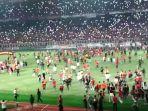 Seperti-di-Kanjuruhan-ratusan-The-Jakmania-meringsek-ke-tengah-lapangan-pada-Piala-Presiden-2018.jpg