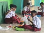 Siswa-SDN-01-Meruya-Selatan-Bawa-Bekal-dari-Rumah.jpg