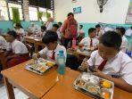 Siswa-SDN-06-Pulogebang-Jakarta-Timur-menyantap-makan-bergizi-gratis.jpg