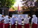 Siswa-yang-masih-bertahan-di-SDN-Pondok-Cina-1-melakukan-upacara-bendera-setengah-tiang.jpg