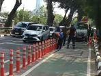 Stick-cone-atau-tiang-pembatas-jalur-sepeda-dicopot-oleh-petugas-Dishub-DKI-Jakarta.jpg