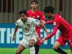 Striker-Timnas-Indonesia-U-20Marselinus-Ama-Ola-berebut-bola-dengan-pemain-Yaman.jpg
