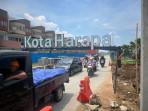 Suasana-akses-jalan-utama-di-kawasan-Kota-Harapan-Indah-Tarumajaya-Bekasi.jpg