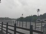 Suasana-pantai-Ancol-di-tengah-guyuran-hujan-pada-Rabu-28122022-sekira-pukul-1400-WIB.jpg