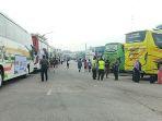 Suasana-pemudik-di-Terminal-Jatijajar-Depok-pada-H-4-lebaran.jpg