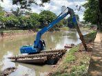 Suasana-pengerukan-di-Kali-Pasanggrahan-Jakarta-Barat.jpg