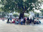 Suasana-pengunjung-di-lokasi-wisata-Kota-Tua-Jakarta-Barat-Jumat-3052025.jpg