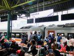Suasana-penumpang-Kereta-Api-Jarak-Jauh-di-Stasiun-Gambir.jpg