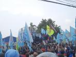 Sufmi-Dasco-Ahmad-mendatangi-aksi-unjuk-rasa-Michelin-pada-Senin-3112025.jpg