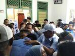 Supian-Suri-dan-pendukung-rayakan-kemenangan-Pilkada-2024-versi-quick-count.jpg