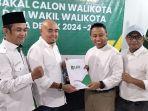 Supian-Suri-menyerahkan-berkas-pendaftaran-Cawalkot-Depok.jpg