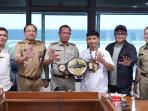 TINJU-Wali-Kota-Jaktim-Munjirin-bersama-jajaran-dan-Phalle-juara-Boxing-Gladiator.jpg