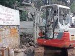 TPS-LIAR-DIBONGKAR-Proses-pembongkaran-TPS-liar-di-Jalan-Raya-Bogor-K.jpg