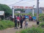 wartakota/TUNDA-BONGKAR-JEMBATAN-Warga-Perumahan-Bintang-Sriamur-Resid.jpg