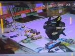 Tangkapan-layar-CCTV-aksi-perampokan-di-minimarket-di-Ciracas-Jakarta-Timur-Senin-562023-malam.jpg