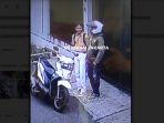 Tangkapan-layar-CCTV-pria-ngaku-polisi-gasak-HP-warga.jpg