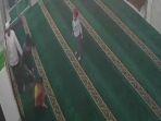 Tangkapan-layar-video-pria-aniaya-3-bocah-di-dalam-musala-di-Tebet.jpg