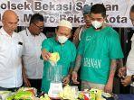 Tersangka-saat-berada-di-Polsek-Bekasi-Selatan-ketika-memusnahkan.jpg
