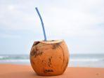 Tidak-sekedar-pelepas-dahaga-ada-banyak-manfaat-minum-air-kelapa.jpg
