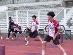 Timothy-Baker-kanan-dan-Mathew-Baker-tengah-jalani-TC-Timnas-U-20.jpg