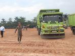 Truk-pengangkut-material-tambang-sedang-parkir-di-kantong-parkir.jpg