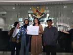 Ujang-mengenakan-topi-saat-tiba-di-Komisi-Yudisial-untuk-mencari-keadilan.jpg